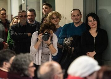 Fotografii-poveste, muzică folk și mulți prieteni, la vernisajul expoziției semnate de Lăcrămioara Georgeta Samson