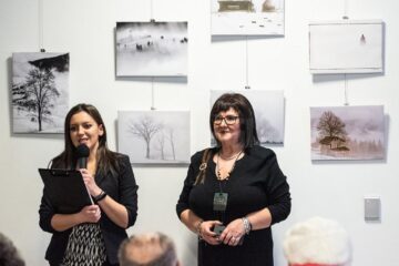 Criticul de artă Delia Ioana Leizeriuc și artistul fotograf Lăcrămioara Georgeta Samson