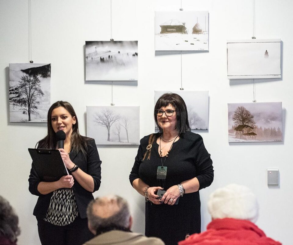 Criticul de artă Delia Ioana Leizeriuc și artistul fotograf Lăcrămioara Georgeta Samson