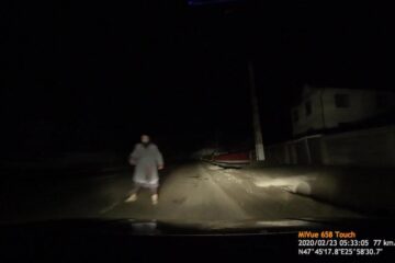 Femeia din mijlocul drumului