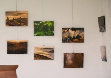 Fotografii-poveste, muzică folk și mulți prieteni, la vernisajul expoziției semnate de Lăcrămioara Georgeta Samson