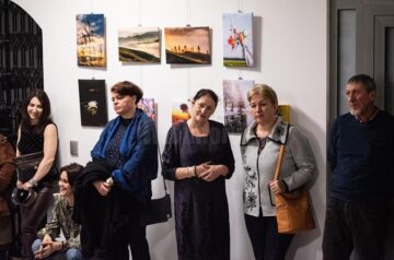 Fotografii-poveste, muzică folk și mulți prieteni, la vernisajul expoziției semnate de Lăcrămioara Georgeta Samson
