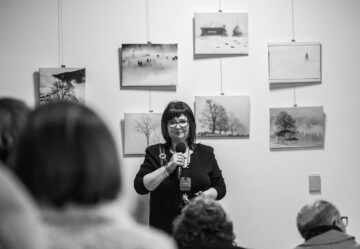 Fotografii-poveste, muzică folk și mulți prieteni, la vernisajul expoziției semnate de Lăcrămioara Georgeta Samson
