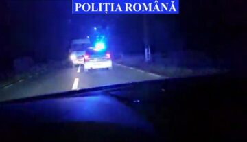 Un contrabandist urmărit de polițiști cu focuri de armă a rulat cu spatele aproape doi kilometri