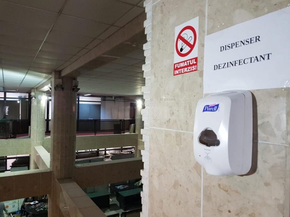 Primăria Suceava a instalat automate cu dezinfectat pe toate palierele instituției