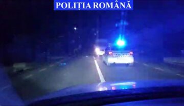 Un contrabandist urmărit de polițiști cu focuri de armă a rulat cu spatele aproape doi kilometri