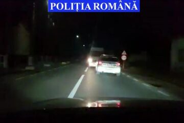 Microbuzul rulând cu spatele, cu poliția după el