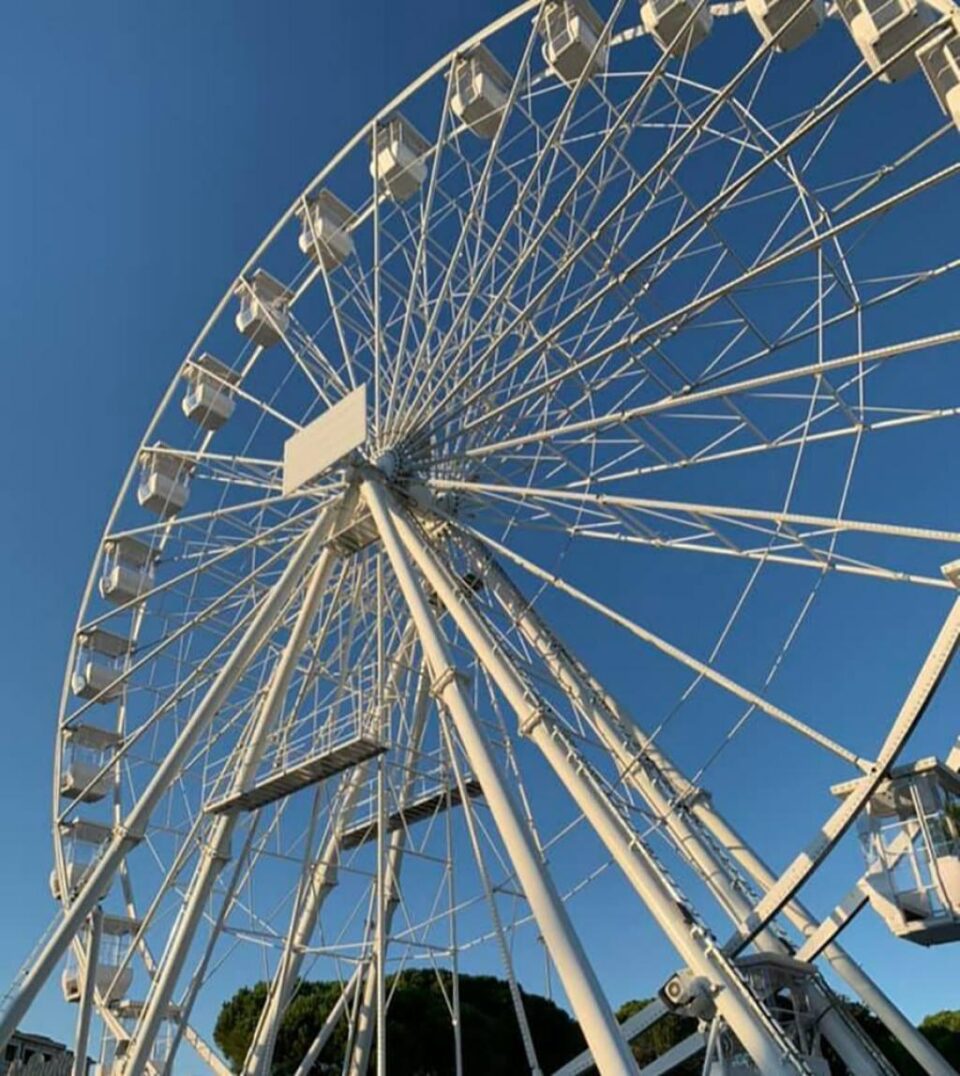 O roată panoramică de 36 de metri înălțime va fi ridicată în parcarea de lângă Cetatea de Scaun