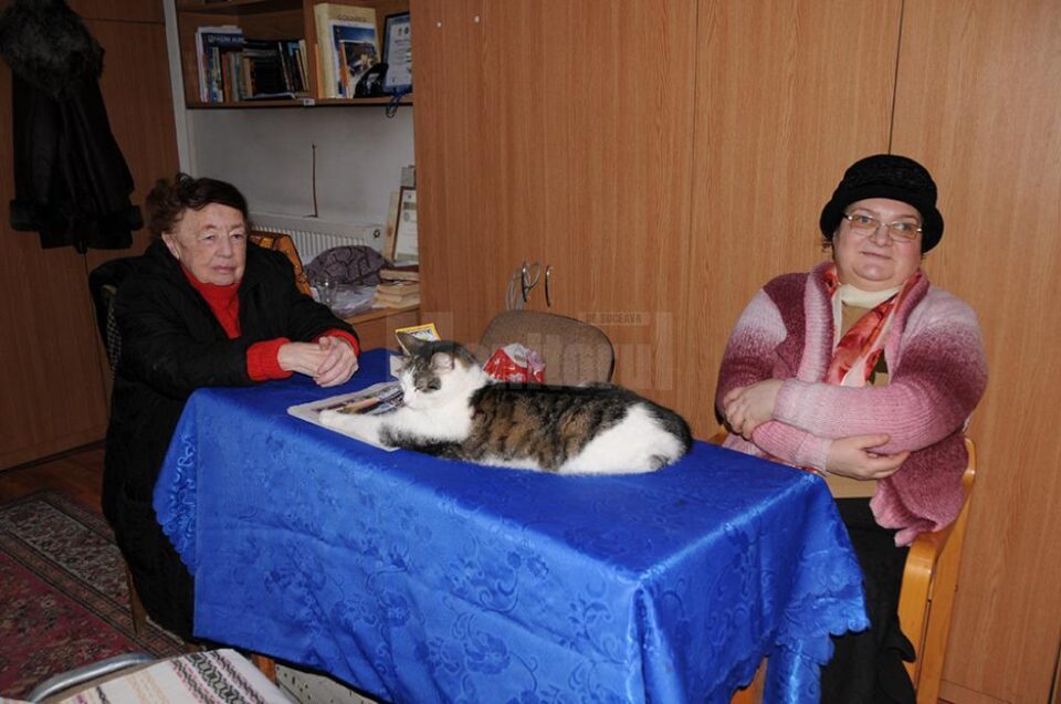 Muzeografele Victoria Ostaficiuc și Minorica Dranca, într-un moment de răgaz în cadrul muzeului