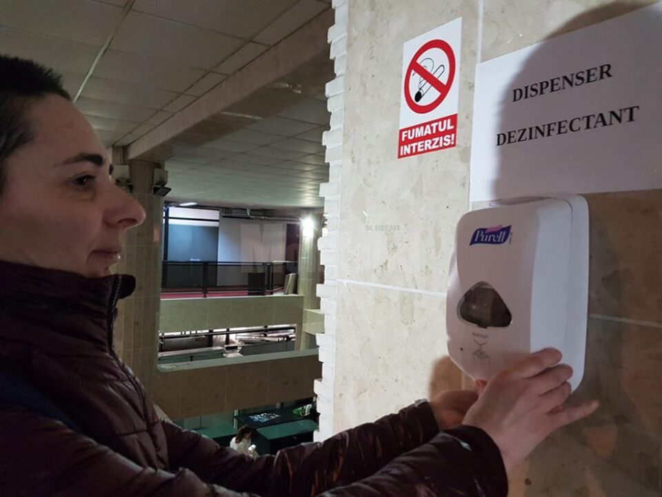 Primăria Suceava a dotat școlile cu măști de unică folosință și a instalat automate cu dezinfectant în instituție