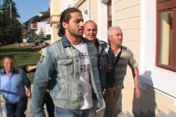 Frații Flocea, în septembrie 2011, în ziua în care au fost arestați preventiv pentru tentativă de omor. Ulterior au fost puși în libertate, sub control judiciar