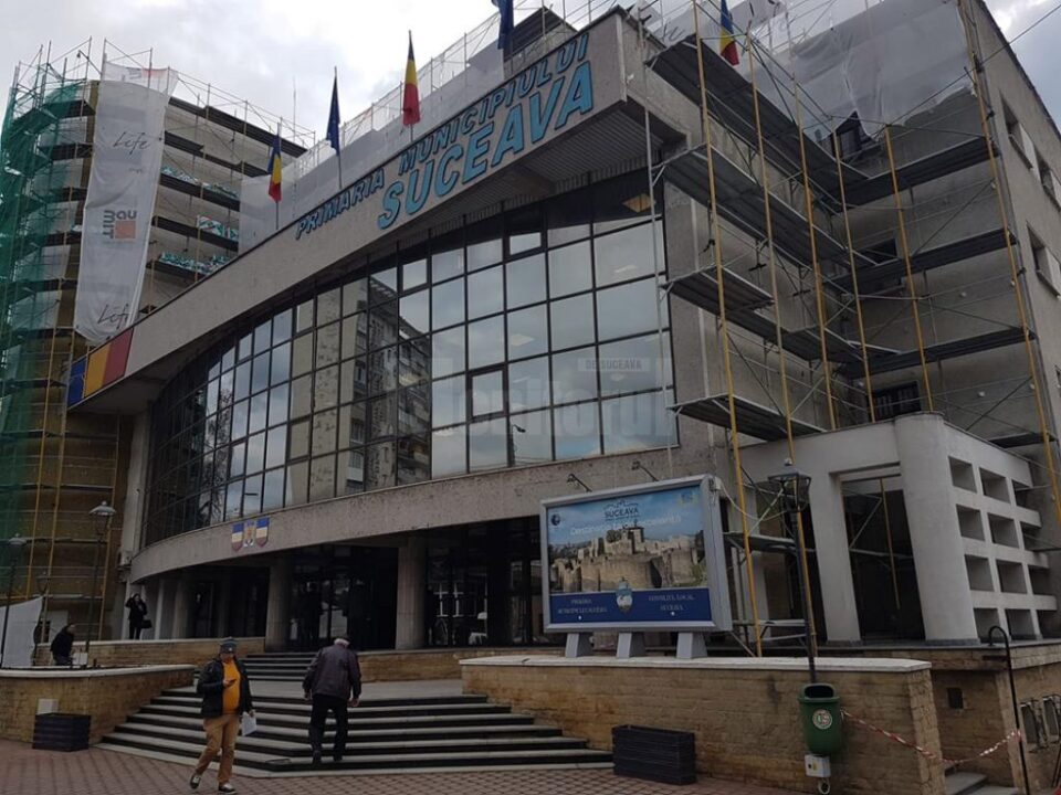 Primăria Suceava a dotat școlile cu măști de unică folosință și a instalat automate cu dezinfectant în instituție