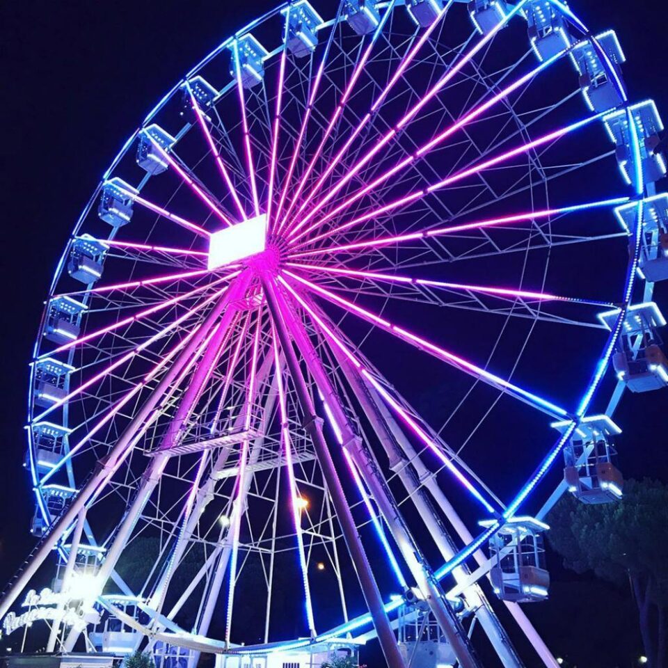 O roată panoramică de 36 de metri înălțime va fi ridicată în parcarea de lângă Cetatea de Scaun