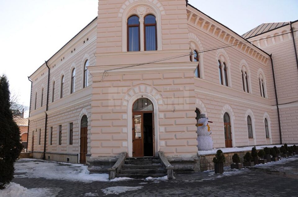 Aripa Primăriei Vatra Dornei, în care se află Muzeul Etnografic