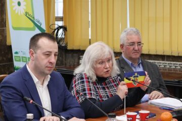 Primărița din Mahala, Elena Nandriș, cu steagul localității, care include tricolorul românesc, deși este în Ucraina