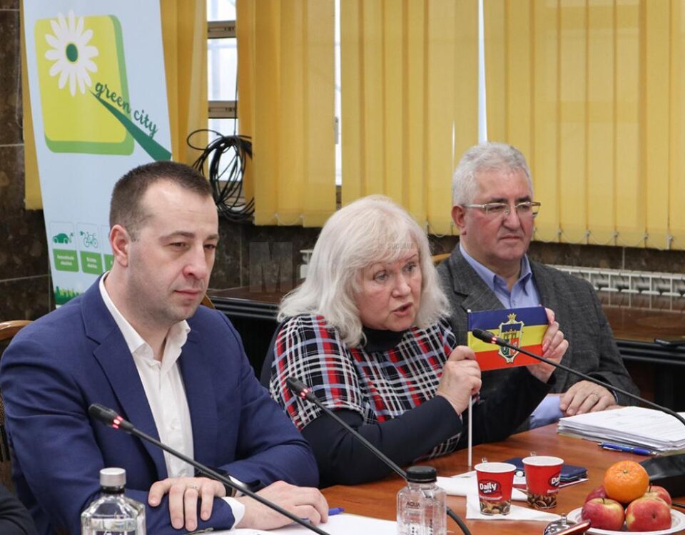 Primărița din Mahala, Elena Nandriș, cu steagul localității, care include tricolorul românesc, deși este în Ucraina Primărița din Mahala, Elena Nandriș, cu steagul localității, care include tricolorul românesc, deși este în Ucraina