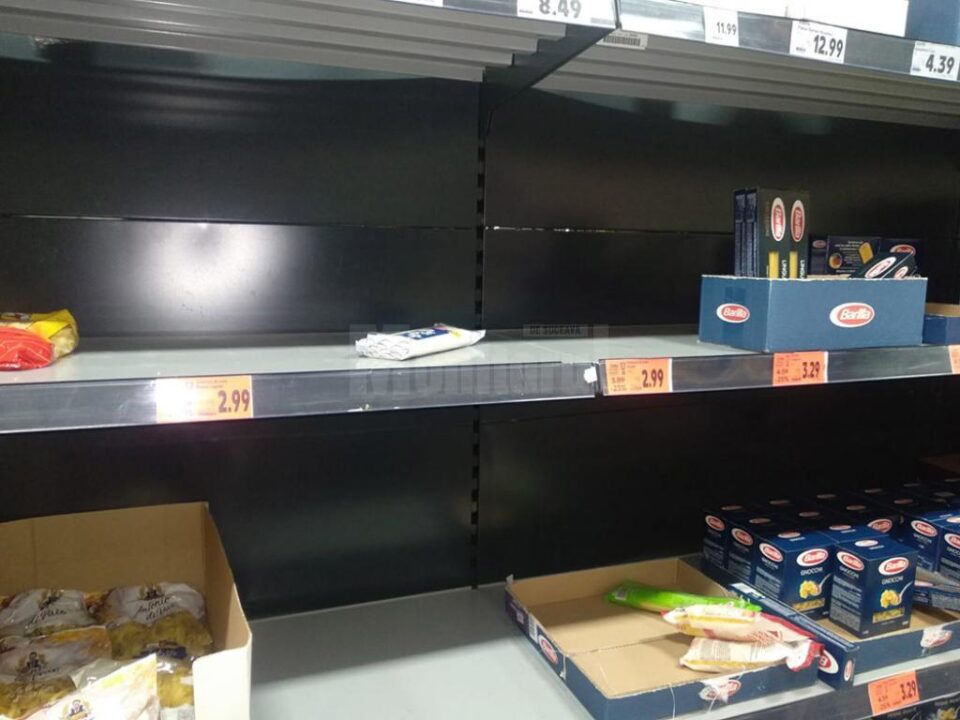 Rafturile cu paste, golite