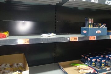 Rafturile cu paste, golite