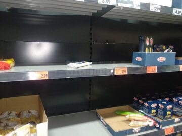 Rafturile cu paste, golite