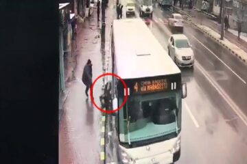 Bătrâna a căzut sub autobuzul de transport public local din care abia coborâse