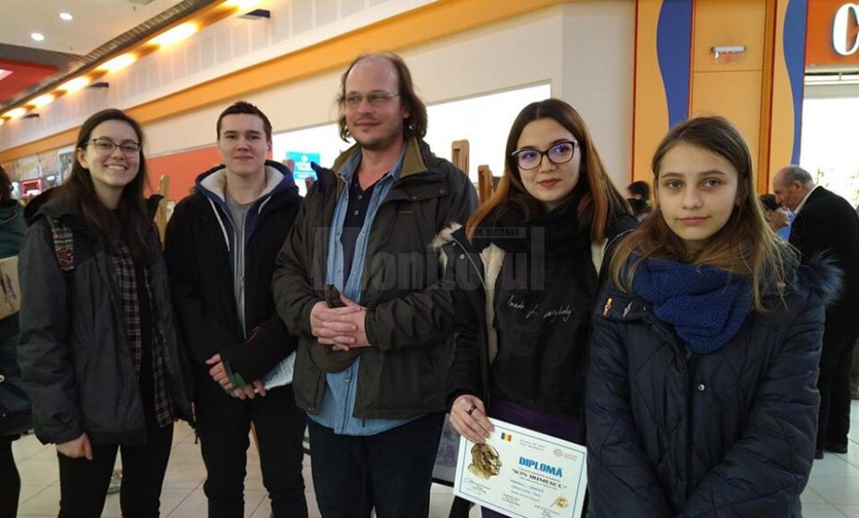 Prof. Sorin Baciu, alături de elevi de la Școala de Arte