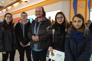 Prof. Sorin Baciu, alături de elevi de la Școala de Arte