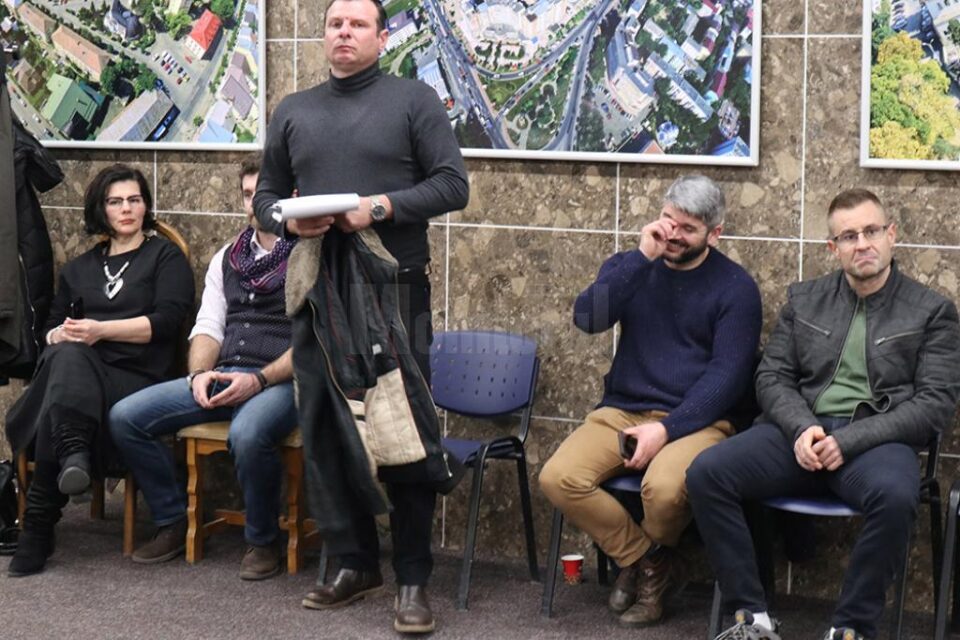 Protest referitor la asfaltarea unor străzi de pământ, în ședința Consiliului Local Suceava Protest referitor la asfaltarea unor străzi de pământ, în ședința Consiliului Local Suceava