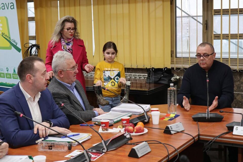 Protest cu ghete murdare de noroi, în ședința Consiliului Local Suceava Strada Pictor Dumitru Dacian