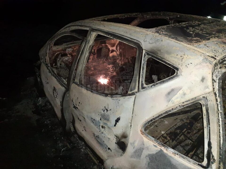 Un autoturism a ars în întregime în urma unui scurtcircuit