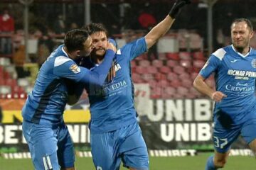 Buziuc este felicitat de coechipieri după golul marcat în poarta lui Dinamo. Foto: digisport.ro