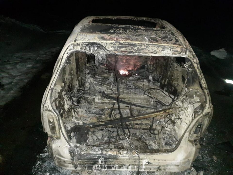 Un autoturism a ars în întregime în urma unui scurtcircuit