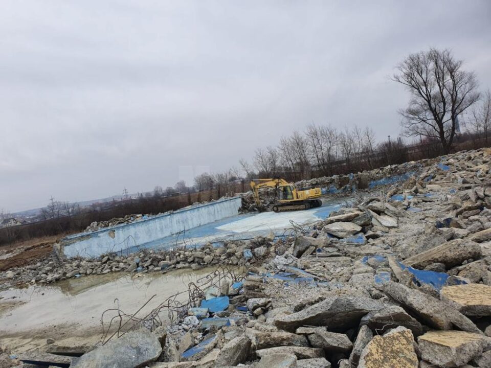 La Ștrandul Ițcani au demarat lucrările de demolare a clădirilor vechi