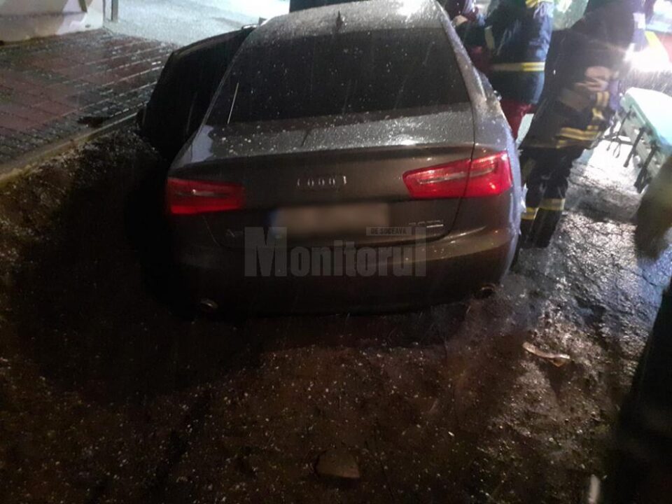 Au rămas blocați în mașină după ce au lovit un podeț