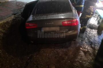 Au rămas blocați în mașină după ce au lovit un podeț