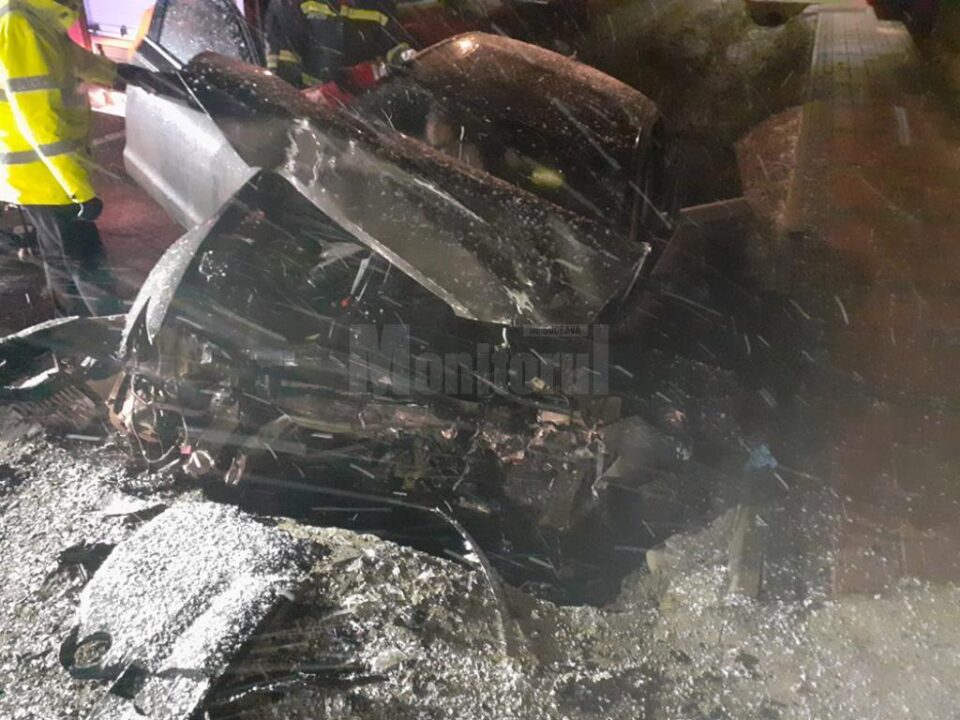 Au rămas blocați în mașină după ce au lovit un podeț