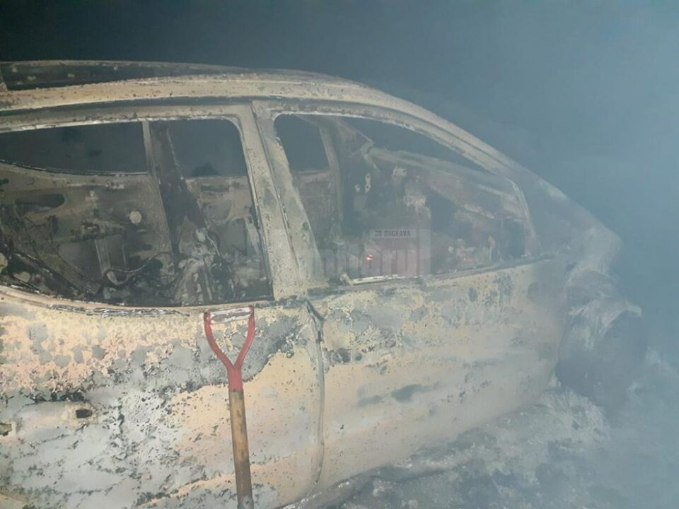 Mașina a ars în totalitate