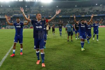 Lucian Goian sărbătorește victoria alături de coechipierii săi