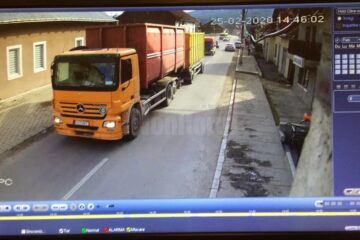 Mașina cu care a fost efectuat transportul suspect, la intrarea în Moldovița, la 14.46
