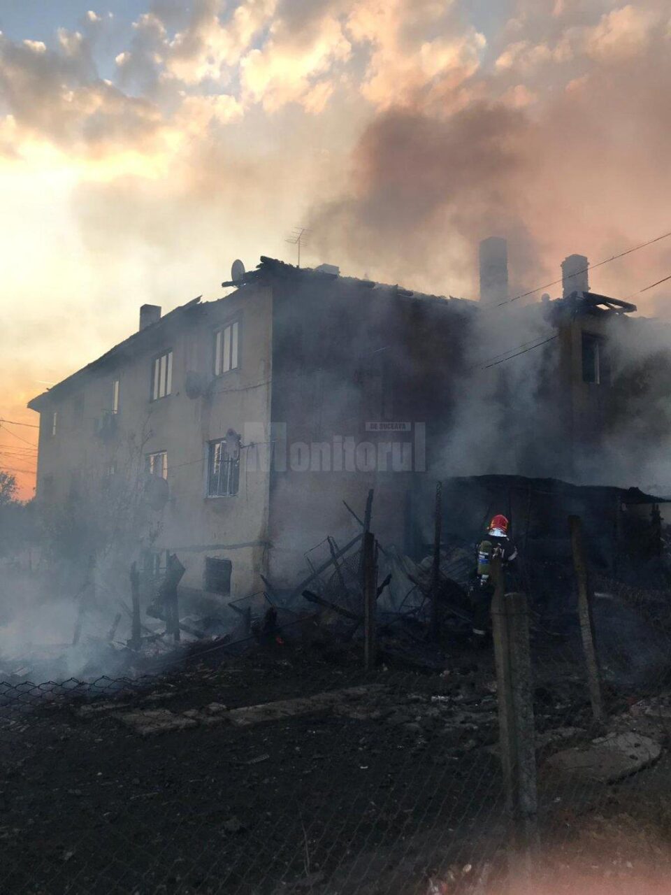 Incendiu la un bloc de locuinte- Arhiva