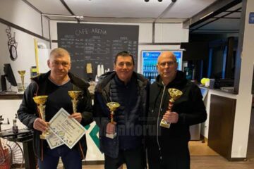 Viorel Negru, Alexandru Năstasă și Igor Lelenco prezintă trofeele câștigate la Botoșani