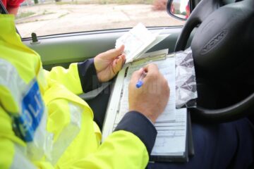 S-a urcat la volan fără a avea carnet, a transportat lemn fără documente legale și le-a dat polițiștilor un permis de conducere fals