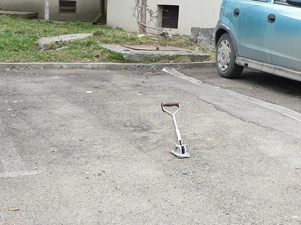 Sistem de rezervare a parcării, montat ilegal pe strada Veronica Micle din Suceava
