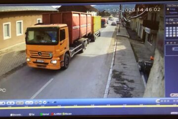 Mașina cu care a fost efectuat transportul suspect, la intrarea în Moldovița, la ora 14.46