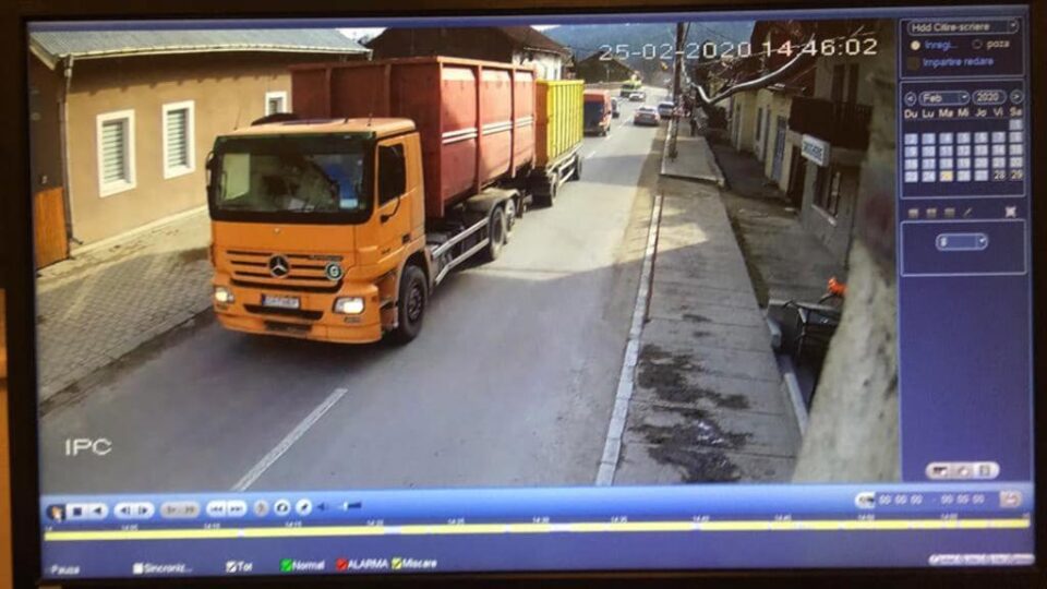 Mașina cu care a fost efectuat transportul suspect, la intrarea în Moldovița, la ora 14.46 Mașina cu care a fost efectuat transportul suspect, la intrarea în Moldovița, la ora 14.46