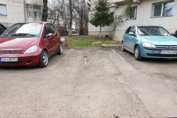 Sistem de rezervare a parcării, montat ilegal pe strada Veronica Micle din Suceava