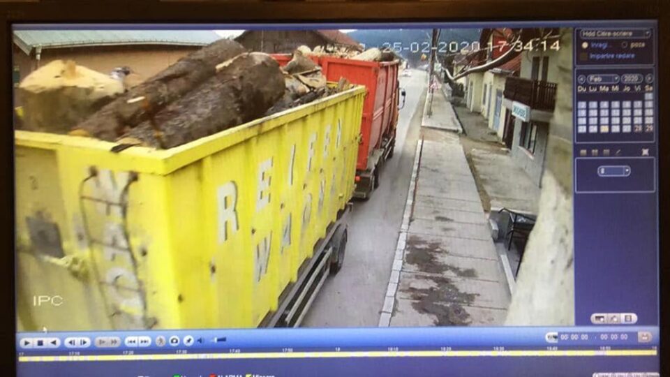 Mașina cu care a fost efectuat transportul suspect, la plecarea din Moldovița, încărcată cu lemne, la 17.34