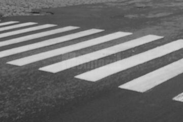 Accidentat pe trecerea de pietoni de o autoutilitară defectă, care era remorcată