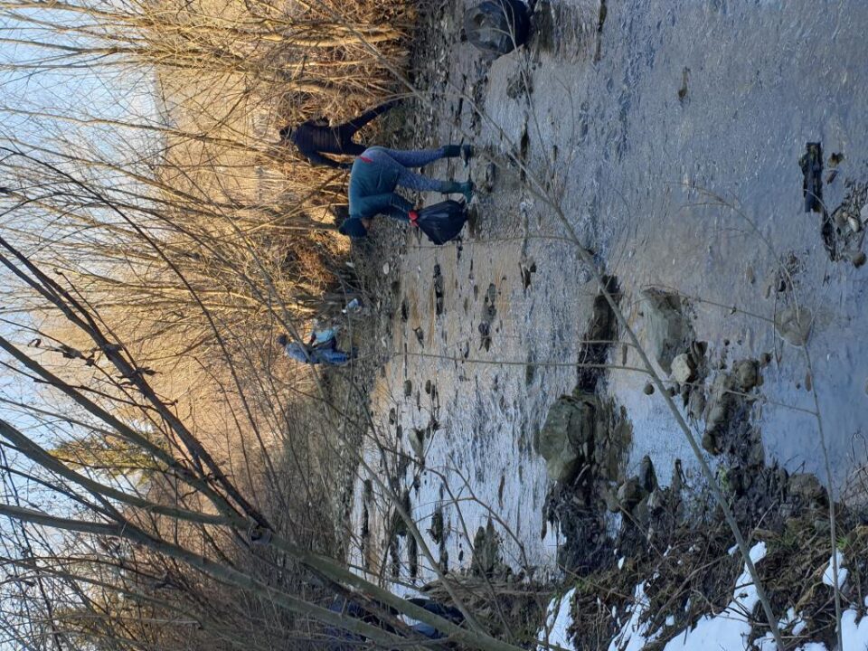 Circa 300 de saci de gunoi strânși în satul Poiana Micului, în timpul unei campanii de ecologizare