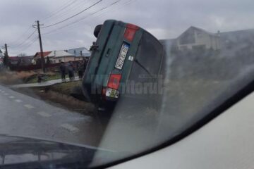 Trei răniți au ajuns la spital, după ce un autoturism a ieșit în afara drumului la Cumpărătura