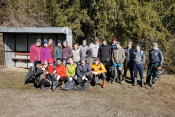 Circa 300 de saci de gunoi strânși în satul Poiana Micului, în timpul unei campanii de ecologizare